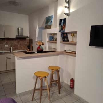 RENOVIRANA KAMENA KUĆA KAŠTEL SUĆURAC - DVA APARTMANA 78 m2