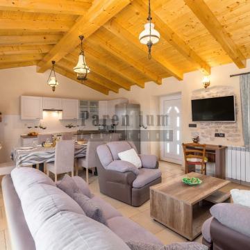 Renovirana kamena kuća u mirnom selu nedaleko Višnjana