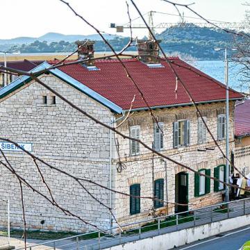 Renovirani dvoetažni stan S4 u manjoj zgradi: Šibenik-centar, 70 m2