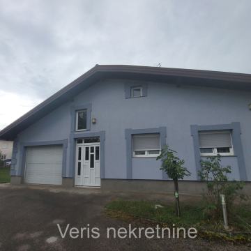 Resnik, renovirana kuća u mirnom okruženju, garaža, vrt