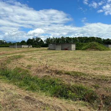 Resnik zemljiste  42 000m2 i 4hala za najam!