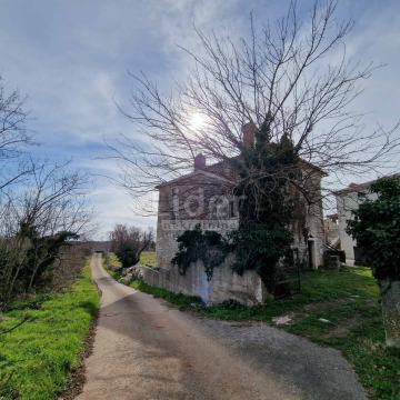 RIJETKOST U PONUDI!! Istarska kamena kuća na lijepoj lokaciji