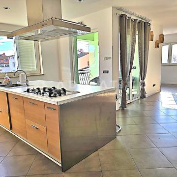 Rovinj, prostran dvoetažni stan, savršen za obitelj