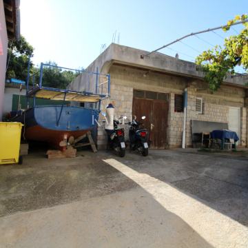 Sali -Kuća u centru drugi red od mora