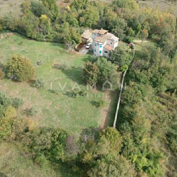 Samoodrživa kuća u šumi s velikim terenom