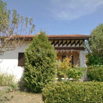 Samostojeća kuća 100 m2 sa okućnicom od 4000 m2 za urediti - Boljun