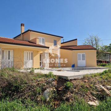 Samostojeća kuća s bazenom u okolici Buja