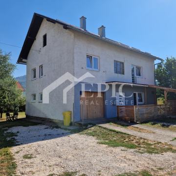 SAMOSTOJEĆA KUĆA U GRAČACU