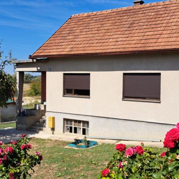 Samostojeća kuća, prizemnica 75 m2 + dvorište 454 m2, Harmica, Zapreši