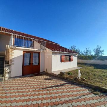 Samostojeća kuća s velikom okučnicom, okolica Ražanca