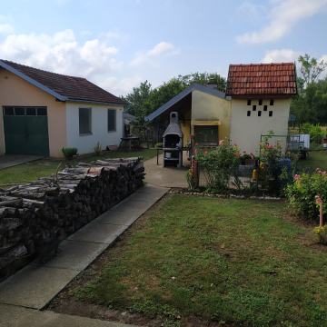 SARVAŠ – kuća prizemnica s tri pomoćne građevine na parceli od 5506 m2