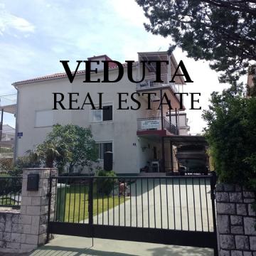 SELCE, KUĆA S VIŠE APARTMANA, PARKING U DVORIŠTU
