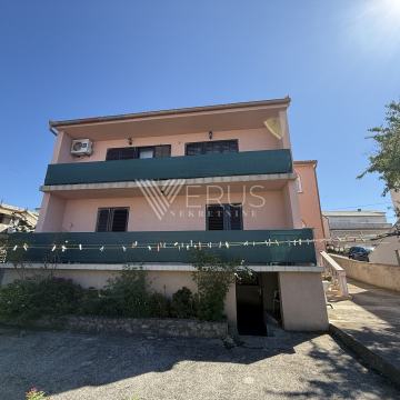 SENJ- samostojeća kuća s okućnicom blizu mora!!