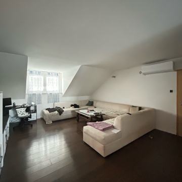 SESVETE - KUĆA S DVA ETAŽIRANA STANA + PARKING + VRT!