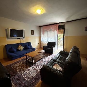 SESVETE - KUĆA S DVORIŠTEM I GARAŽOM - MIRNO NASELJE!