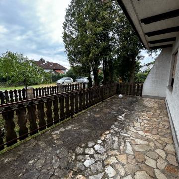 SESVETE - KUĆA S DVORIŠTEM I GARAŽOM - MIRNO NASELJE!