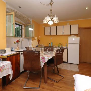 Šibenik 1-sobni stan površine 33,94 m2, prizemlje, širi centar