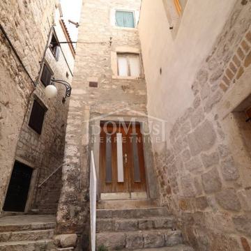 Šibenik, 3. red do mora, kamena kuća katnica 103m2;