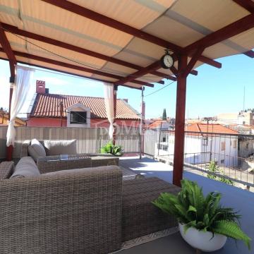 Šibenik centar, kuća u nizu 75,97m2 sa dvorištem