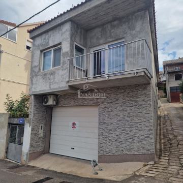 Šibenik, Kuća s garažom u blizini plaže Banj