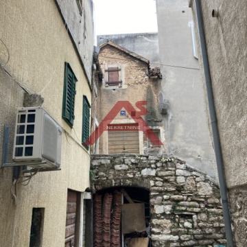 Šibenik, Varoš, 50m2, kamena katnica