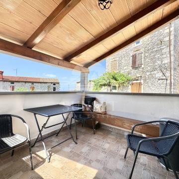 SIMPATIČNA KAMENA KUĆA S DVA STANA U SRCU BRTONIGLE – SAMO 9 KM OD NOV