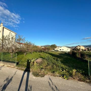 SINJ/BRNAZE zemljiste uz prometnicu 595 m2/75000 Eur