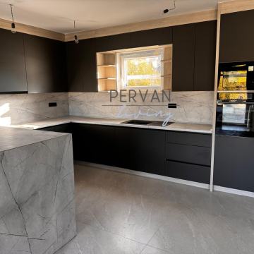 Šišan, Kuća s bazenom, Novogradnja