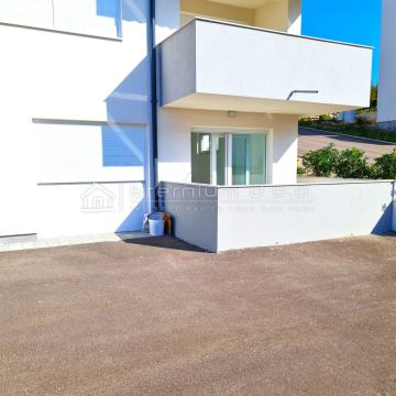 SJAJAN STANČIĆ U PRIZEMLJU NOVOGRADNJE