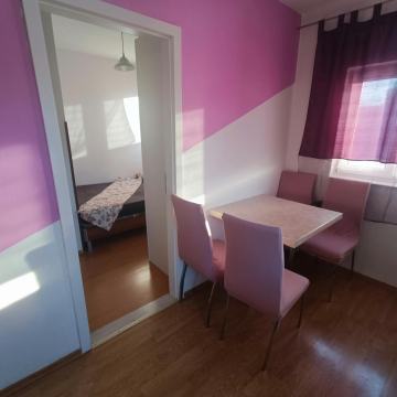 ŠKRAPE 40m2 DVOSOBAN STAN NA 2.KATU KUĆE STUDENTIMA/CAMA