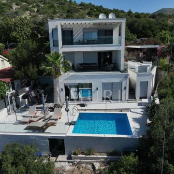 SLANO - Vila s bazenom i pogledom na more (177m²)