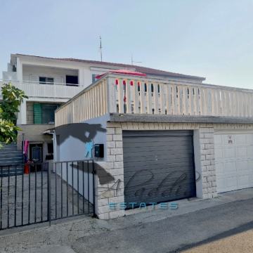Slatine, profinjena stambena kuća u prvom redu do mora, 421 m2