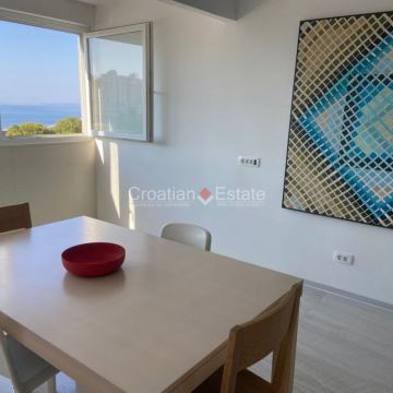 Split 3, sunčani moderni trosobni stan, lođa na jugu, 94 m2