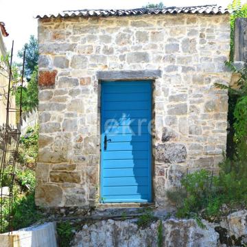 Šolta, Donje Selo, kamena kućica 1 red. do mora + građevinsko zemljišt