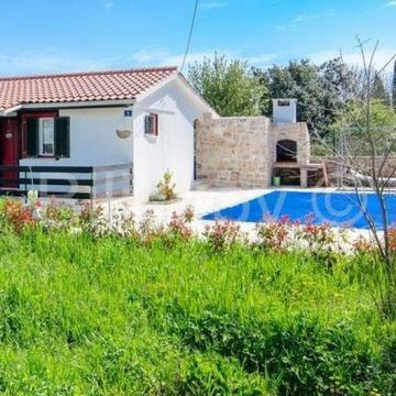 Šolta, Grohote-kuća s bazenom u centru