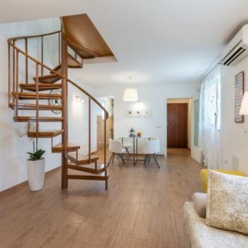 Split - Radunica, dvoetažni dvosobni stan sa prekrasnom terasom, 70 m2