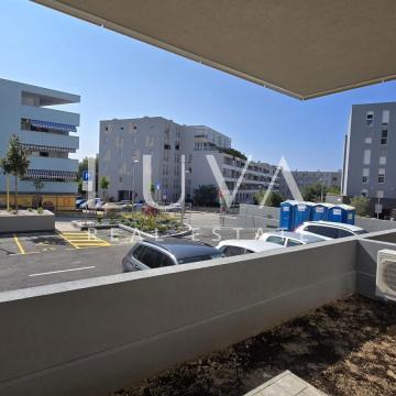 Split, Žnjan, novogradnja, dvoetažan stan 112 m2 + garaža, vrt