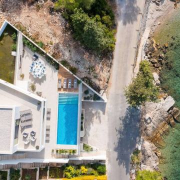 SPLITSKA, BRAČ, NAMJEŠTENA VILA PRVI RED DO MORA