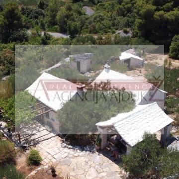 Splitska Stražišće kamene kuće 135 m2 na 5000 m2 TOP PONUDA
