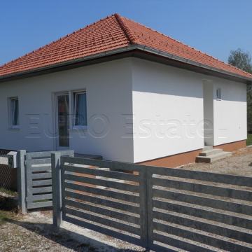 Sračinec: NOVOGRADNJA (2020.), prizemnica od 93 m2, dvorište od 605 m2