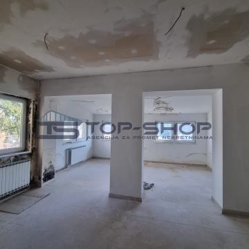 Srebrnjak, Peterosoban dvoetažni stan sa vrtom za renovaciju  154m2