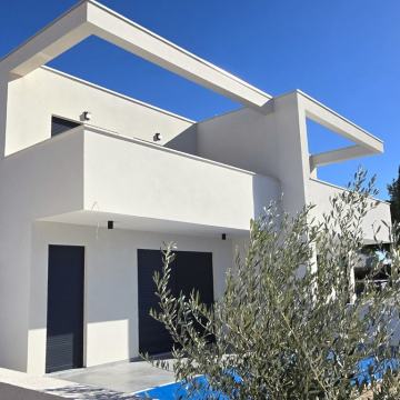 Srima, Vodice, moderna dvojna kuća s bazenom-spremna za useljenje