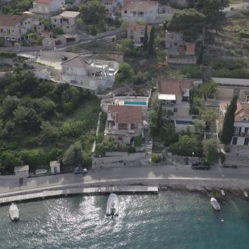 Stambena kuća s tri stambene jedinice, pogled na more – Splitska, Brač