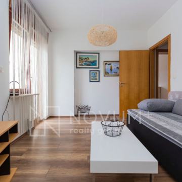 Stambena zgrada s 4 stana, garažom i parkingom