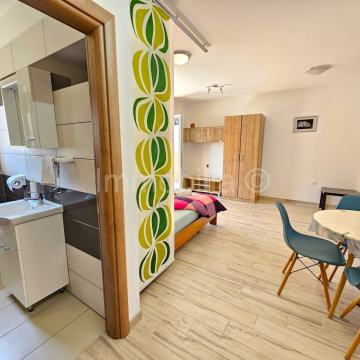 STAN 29 m2 , 1. KAT, BALKON, PARKING , NAMJEŠTENO , VELI VRH !