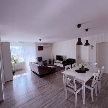 Stan 90m2 (garaža,parking,terasa)