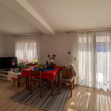 Stan blizu centra s loggiom, namješten – 50,38 m²