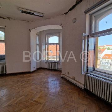 Stan u centru (ugao Frankopanske-Ilice), 193,64m2, 3 kat, balkon, pogl