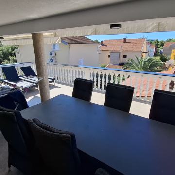 180 m2 stan, 3 terase, 4 sobe, namješten, renovirano 2018.