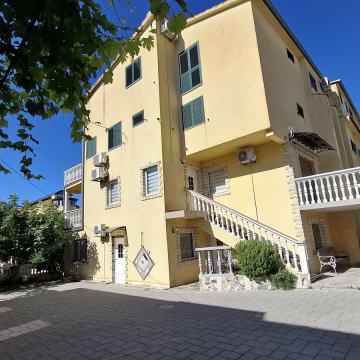 Stan u centru Vodica 150m2 namješten sve novo!